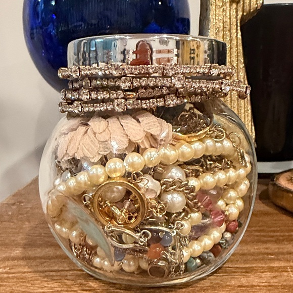 Little Mystery Jewelry Jar w/a big jar feeling - pink, pearls/blue silver&gold - Picture 4 of 5